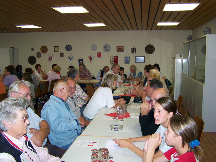 17.8.2006: Der Chor besucht die Feuerwehr