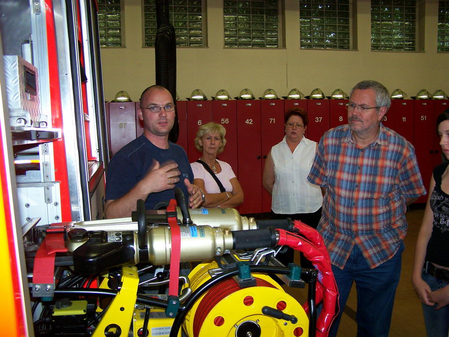 17.8.2006: Der Chor besucht die Feuerwehr