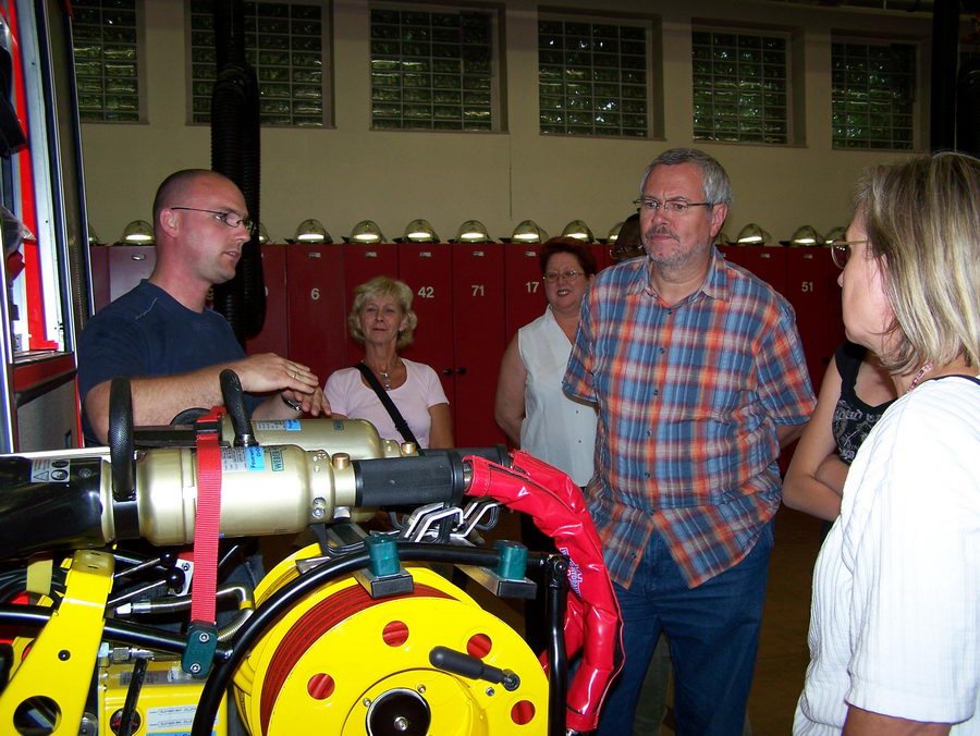 17.8.2006: Der Chor besucht die Feuerwehr