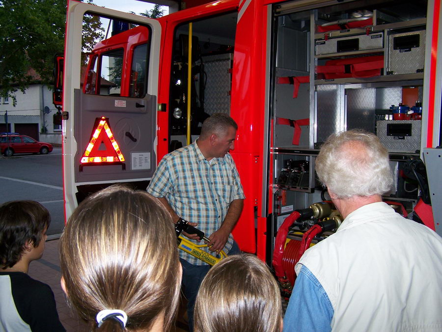 17.8.2006: Der Chor besucht die Feuerwehr