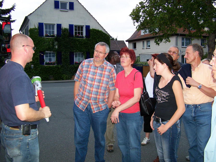 17.8.2006: Der Chor besucht die Feuerwehr