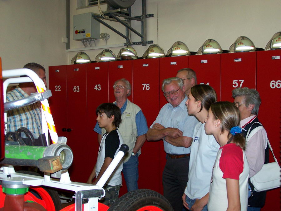 17.8.2006: Der Chor besucht die Feuerwehr