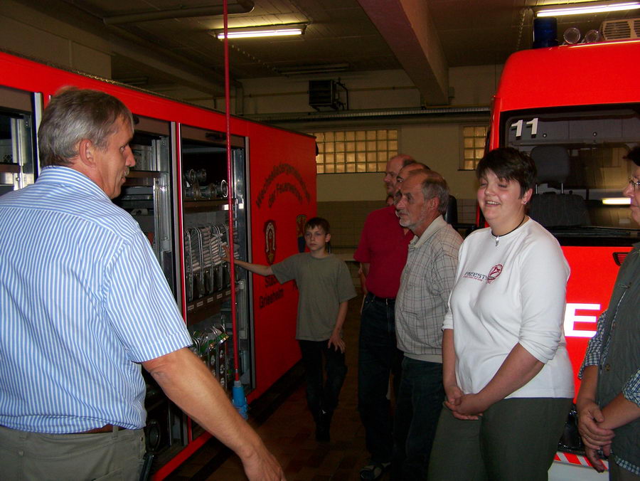 17.8.2006: Der Chor besucht die Feuerwehr