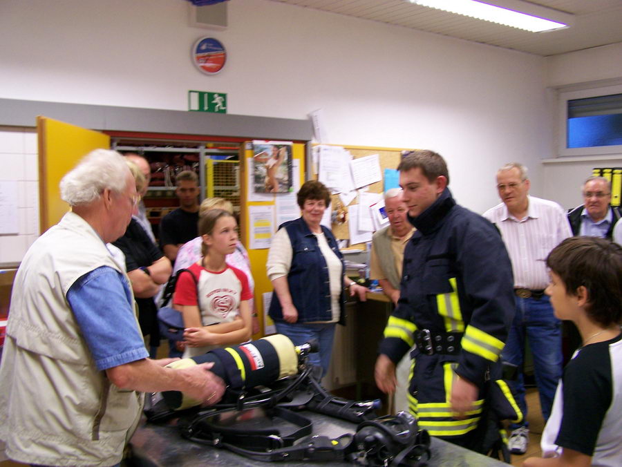 17.8.2006: Der Chor besucht die Feuerwehr