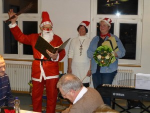 Der Nikolaus bei seinen erheiternden Ausführungen mit seinen Assistentinnen Inge Kahl und Marion Kraft