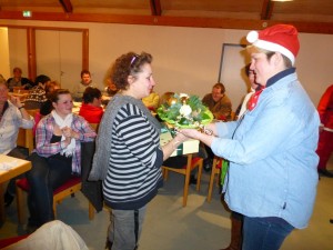 Silvia Tollkien-Seibold bei der Geschenkübergabe durch Marion Kraft