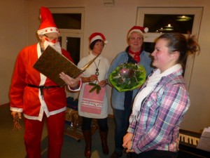 Johanna Tollkien bei der Geschenkübergabe durch den Nikolaus