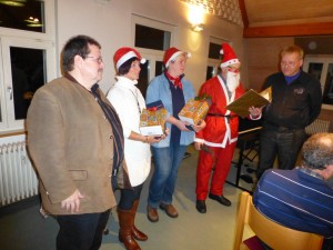 Notenwart Klaus Färber rechts und Karl Schupp links erhalten ihre Geschenke