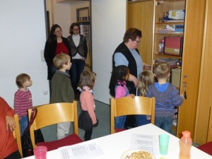 Die Kinder bei der Suche nach dem "Geschenkesack"