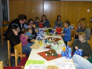 Die Kinder beim Auspacken ihrer Geschenke