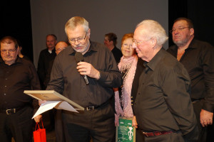 Übergabe der Ehrenurkunde an Friedel Gerhard