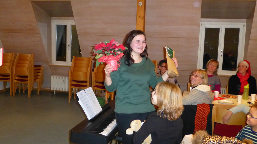 Johanna Tollkien freut sich über ihr Geschenk