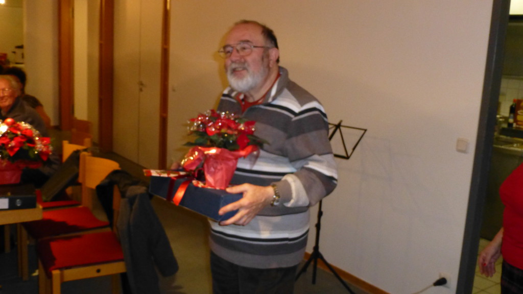 Werner Schupp hat auch das Geschenk für seine erkante Frau Erika in Empfang genommen