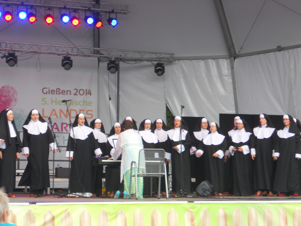 Die Nonnen mit ihren roten Pumps bei ihrem Vortrag "I will follow him"