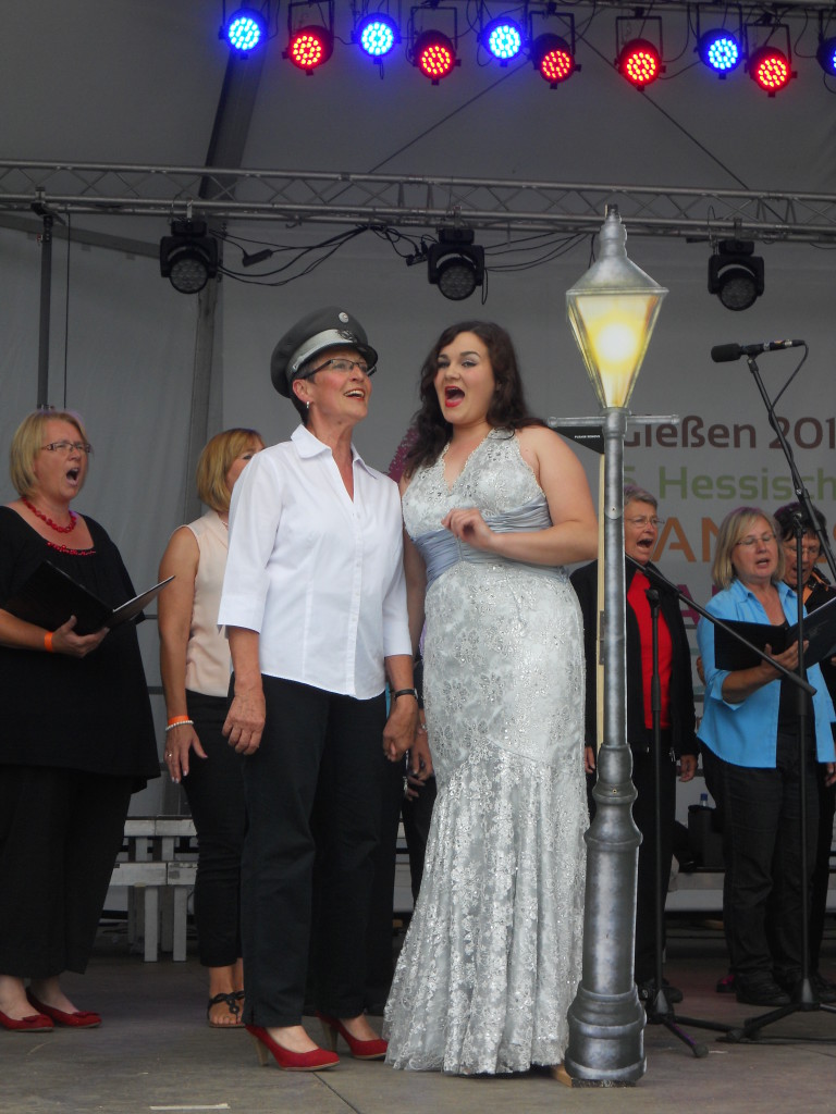 Der Gemischt Chor bei seinem Vortag "Lili Marleen" mit ihren Schauspielerischen-Solisten Elke Gratz und Johanna Tollkien