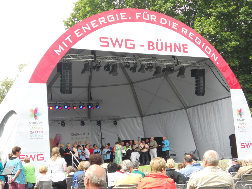Der gemischt Chor auf der großen SWG Bühne auf der Landesgartenschau