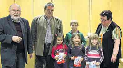 Der 2. Vorsitzende Karl Schupp (2. v. links) verlieh bei der Kinderweihnachtsfeier des Vereins die Auszeichnung "Treue im Kinderchor" an (v.l.n.r.) Valentina Pajonk, Charlotte Kerk, Florian Bartonek u. Felicitas Bausch